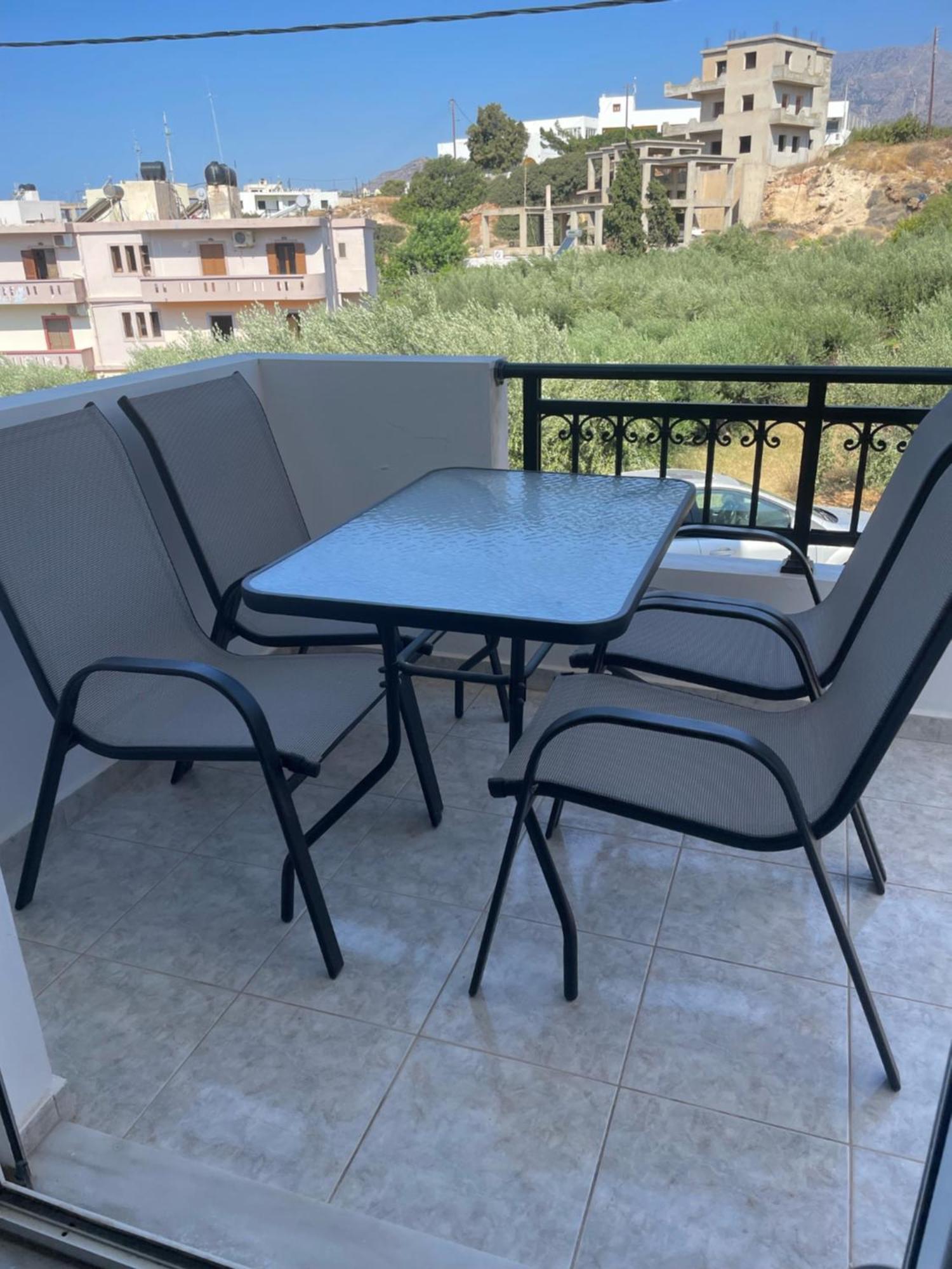 Blue Sky Apartments Makrýgialos Eksteriør billede