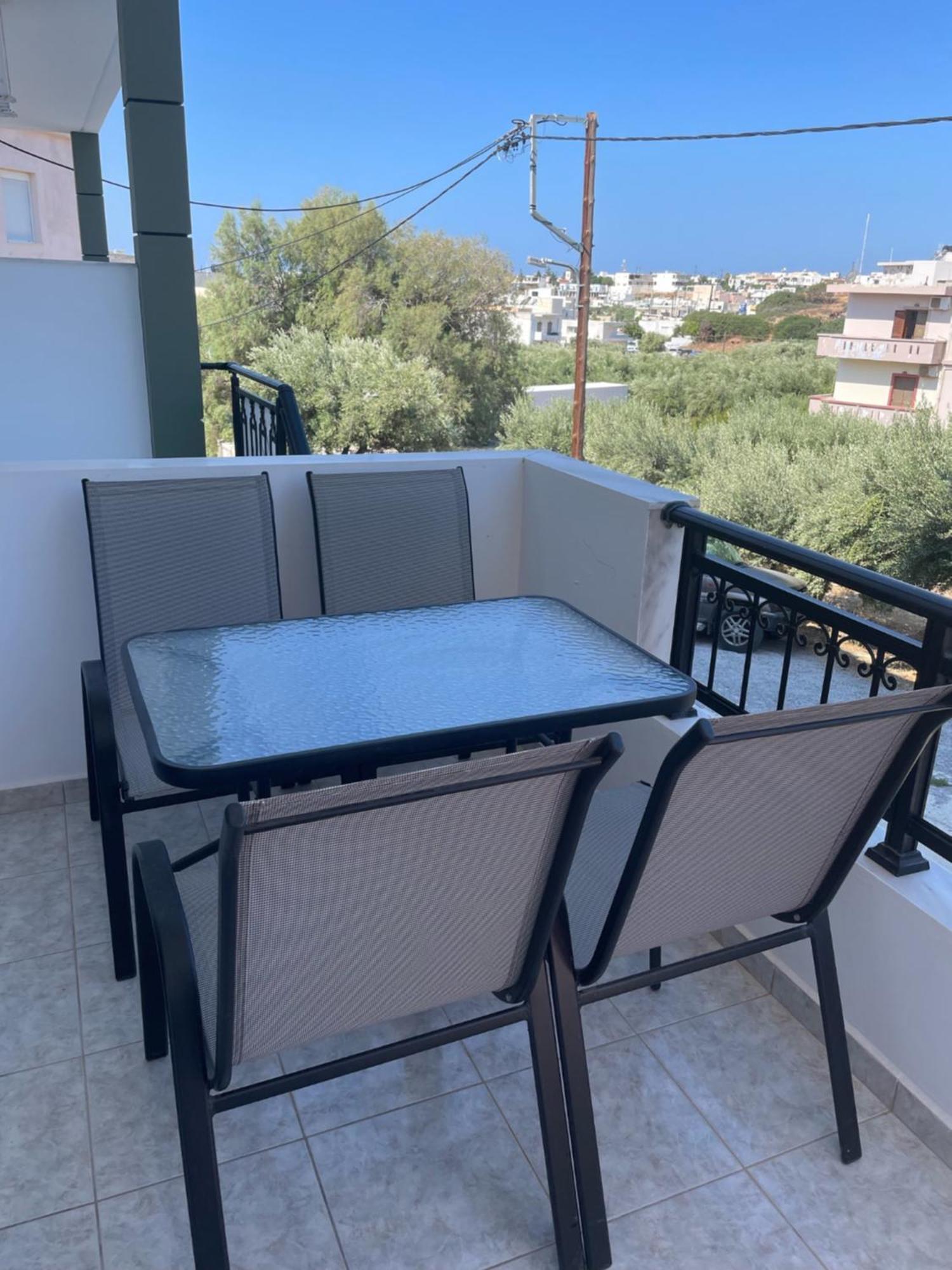 Blue Sky Apartments Makrýgialos Eksteriør billede